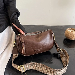 Sac Boston marron en similicuir avec une bandoulière chic en tissage jacquard