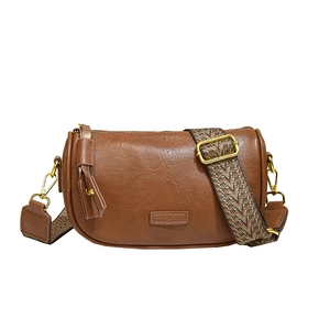 Sac bandoulière cylindre marron en cuir texturé avec large bandoulière à motifs ethniques