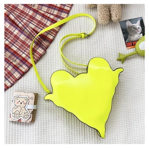 Détail du sac bandoulière asymétrique en PU jaune fluo avec bords ondulés stylés