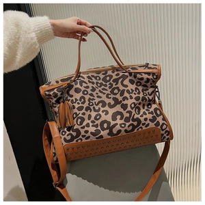 Dettaglio della borsa leopardata con borchie metalliche e nappine in pelle