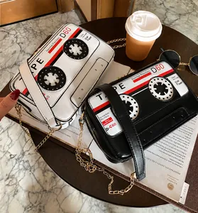Detailansicht der Retro-Kassetten-Taschen in Schwarz und Weiß mit goldener Kette