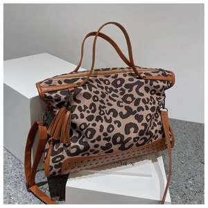 Dettagli della borsa leopardata con finiture in pelle marrone e borchie metalliche alla base