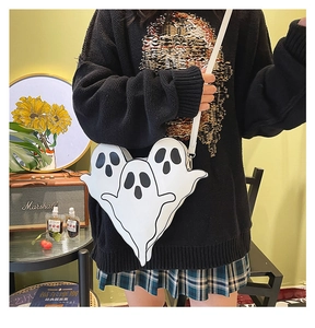 Sac bandoulière blanc en forme de fantôme porté par un mannequin en intérieur