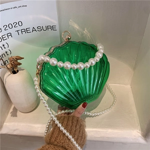 Sac en acrylique vert en forme de coquillage avec chaîne perle et fermoir en métal