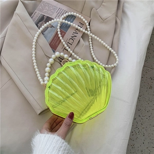 Sac à main coquillage en acrylique jaune fluo avec poignée en perles et bandoulière chic