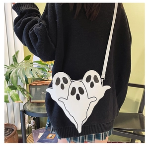 Sac bandoulière fantôme chic avec trois motifs superposés et une bandoulière en cuir blanc