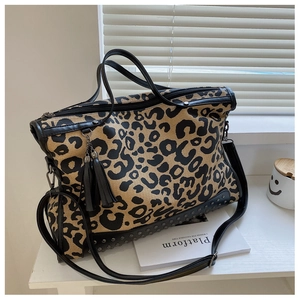 Dettaglio borsa shopper leopardata con nappa a frange nere e borchie metalliche