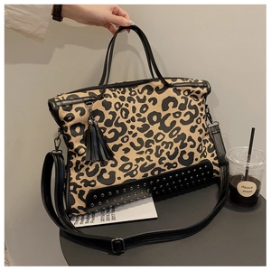 Grande borsa tote leopardata con dettagli di borchie e tracolla regolabile per donna