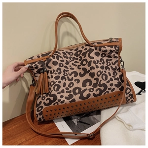 Dettaglio della grande borsa tote leopardata con rivetti vintage e nappa in pelle
