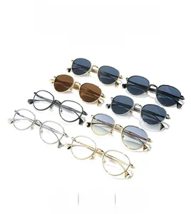 Vue détaillée de lunettes de soleil rondes en métal minimalistes en plusieurs coloris