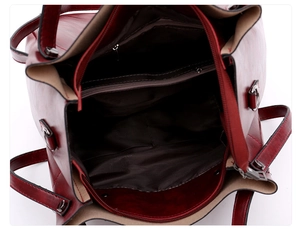 Interior del bolso tote rojo vino con bolsillo con cremallera y dos compartimentos