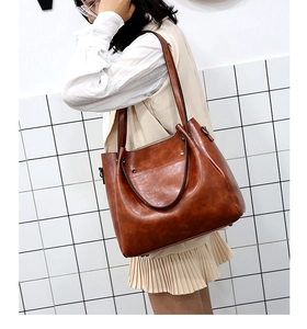 Bolso tote marrón vintage en cuero sintético con acabado encerado y detalle de aro metálico