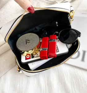 Innenansicht der weißen Kassetten-Clutch mit Platz für Handy und Kosmetikartikel