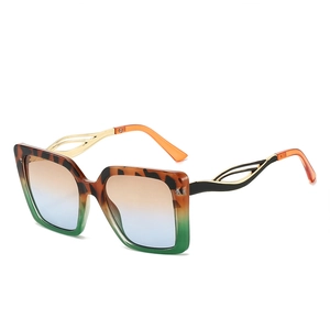 Classic square oversized sunglasses with tortoiseshell and green frame and gradient lenses