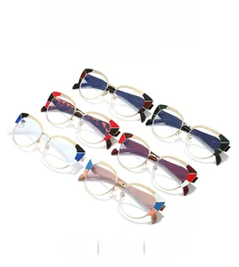 Dettaglio di sei montature per occhiali cat-eye in metallo con design color-block alla moda