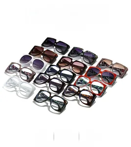 Gamme de lunettes de soleil carrées oversize tendance en divers coloris et verres dégradés