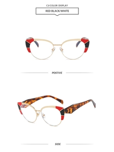 Dettaglio montatura cat-eye in metallo dorato con design bicolore rosso e nero chic