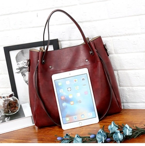 Detalle del bolso tote vintage burdeos de cuero PU con espacio para tabletas