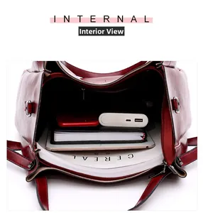 Vista interna de un bolso tote de cuero rojo con gran capacidad para tablet y revistas