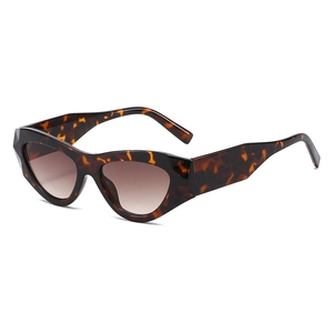 Retro cat-eye sunglasses with tortoiseshell wide frame and brown gradient lenses