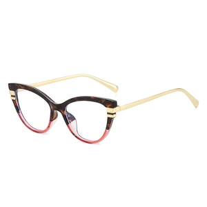 Klassische Cateye-Brillenfassung mit Schildpatt-Rot-Verlauf und goldenen Metallbügeln