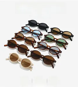Sammlung von Retro-Oval-Sonnenbrillen in Schwarz, Leopard und Creme mit diversen Gläsern