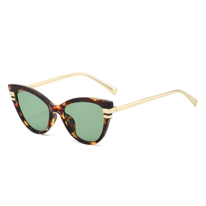 Vintage cat eye sunglasses with tortoiseshell frame and golden metal temples