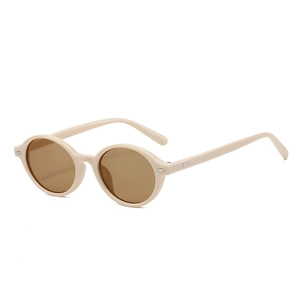 Retro ovale beige Sonnenbrille mit braunen Gläsern und Nieten in 45-Grad-Ansicht