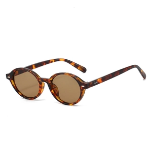 Vintage ovale Sonnenbrille mit Schildpattmuster und braunen Gläsern auf Weiß