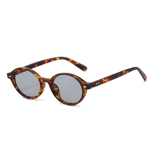 Vintage-Sonnenbrille mit ovalem Schildpatt-Rahmen, grauen Gläsern und Nieten