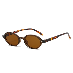 Occhiali da sole ovali vintage con montatura ambra e stanghette con motivo leopardato