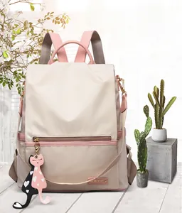 Détail d'un sac à dos en nylon imperméable avec breloque chat et poche zippée pratique