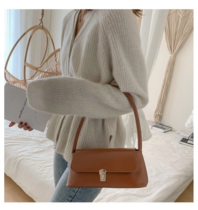 Sac sous l'aisselle en cuir marron avec rabat rectangulaire et boucle en métal argenté