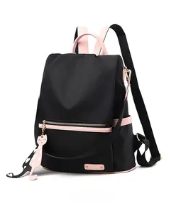 Vue latérale du sac à dos en tissu Oxford noir avec finitions en cuir rose et chat
