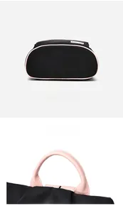 Détails des poignées en cuir rose et base contrastée sur sac à dos en tissu Oxford