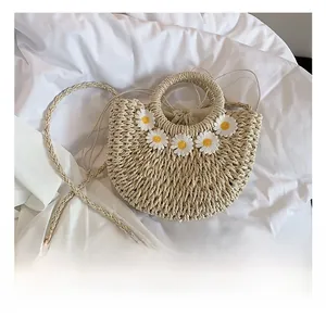 Dettaglio della borsa in paglia fatta a mano con fiori margherite 3D e fodera a coulisse