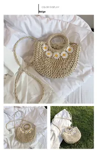 Dettaglio della borsa in paglia beige intrecciata con decorazioni di margherite