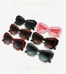 Collection détaillée montrant six variantes de lunettes de soleil polygonales sur fond blanc