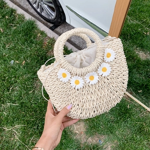 Borsa a mano in paglia intrecciata con margherite e fodera a coulisse in bianco crema