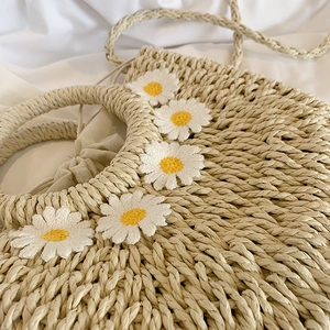 Borsa estiva in paglia con decorazioni floreali a margherita e tasca interna con coulisse