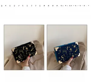 Détails de mini sac boîte en velours avec broderie d'étoiles dorées et coins en métal