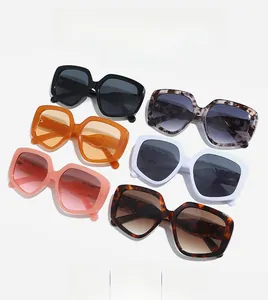 Collezione di occhiali da sole quadrati oversize in colori assortiti con montature lucide