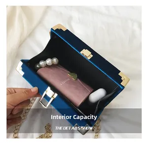 Vue intérieure du sac boîte en velours montrant l'espace pour portefeuille et bijoux