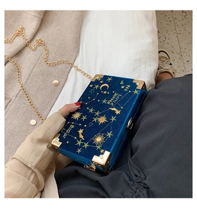 Détail du sac boîte en velours bleu marine avec broderie dorée de la Grande Ourse