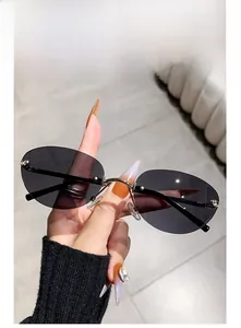 Gros plan de lunettes de soleil ovales sans monture avec verres dégradés noirs