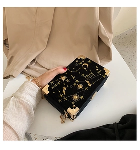Vue détaillée du sac boîte en velours noir avec broderie étoile dorée et coins en métal