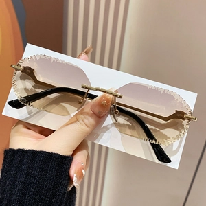 Frameless sunglasses with jagged gradient lenses and golden metal leopard details