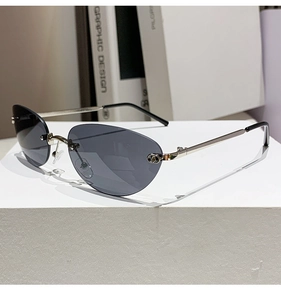 Détail de lunettes de soleil sans monture avec branches en métal argenté et logo