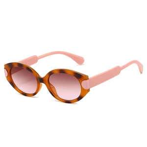 Retro oval cat eye sunglasses with tortoise frame and pink gradient lenses in 45-degree view