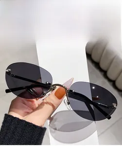 Détails de lunettes de soleil ovales sans monture avec verres gris et pont en nickel